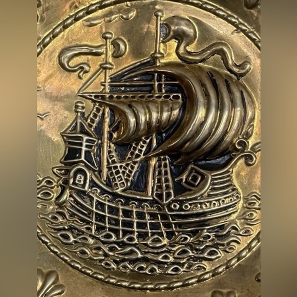 Vtg Wall Plate Tin Ocean Sailing Scene Antique Brass Embossed Regencycore Sz 12" - Picture 4 of 4